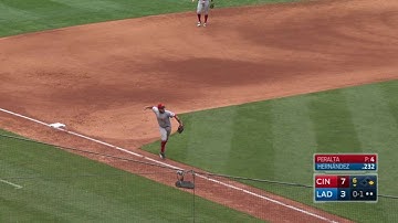 CIN@LAD: Suarez makes a great barehanded play