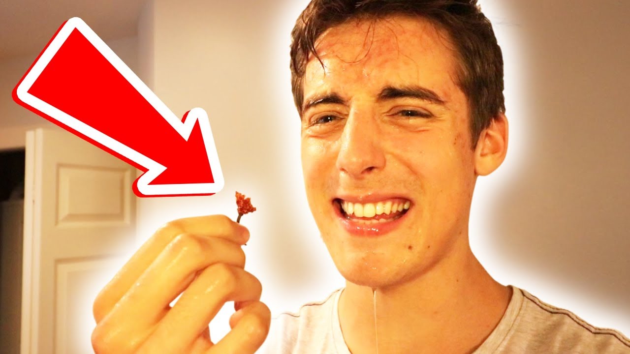 EATING THE WORLD�S HOTTEST PEPPER!! YouTube