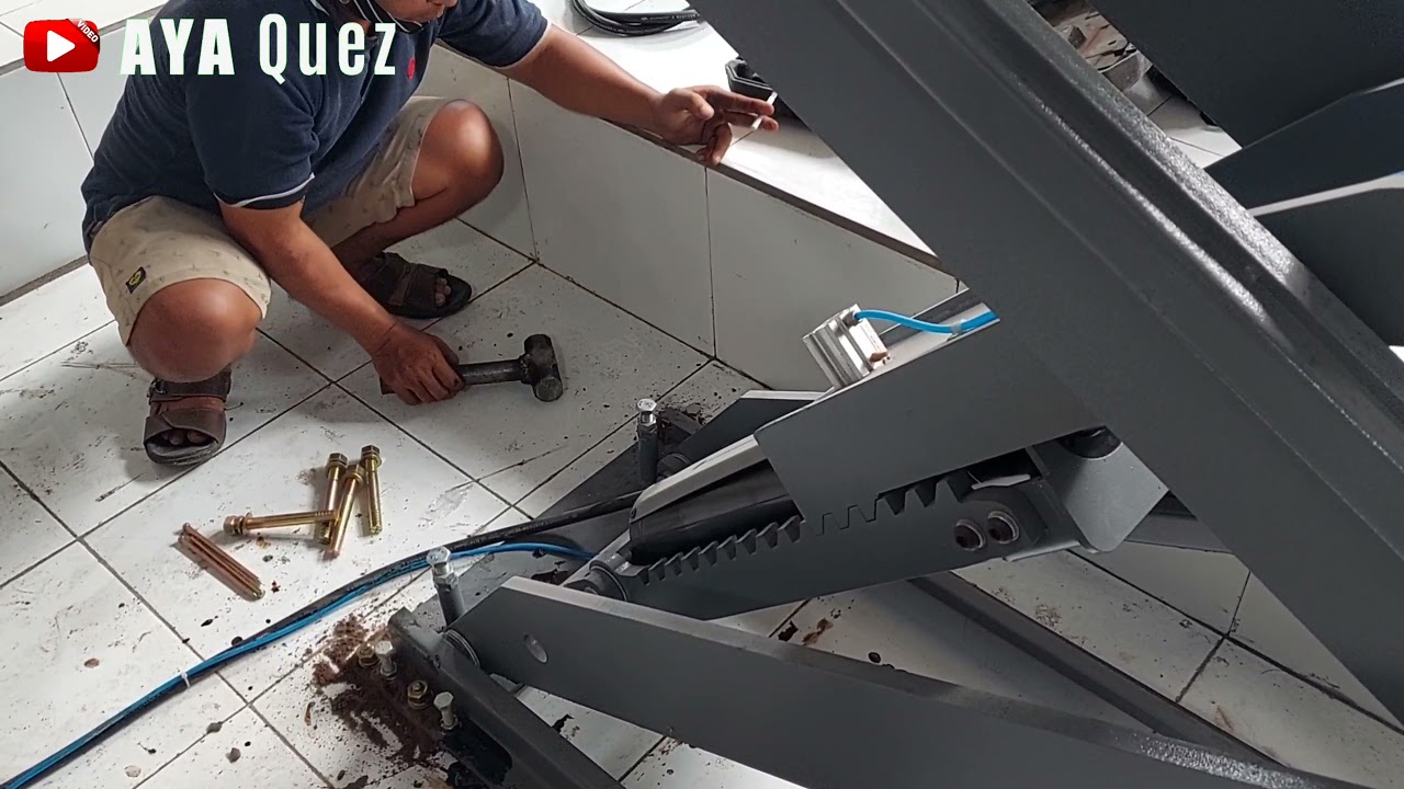 Proses pemasangan scissor lift 