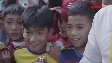 Bùi Tiến Dũng và đồng đội bị "quây" sau khi thắng trận mở màn