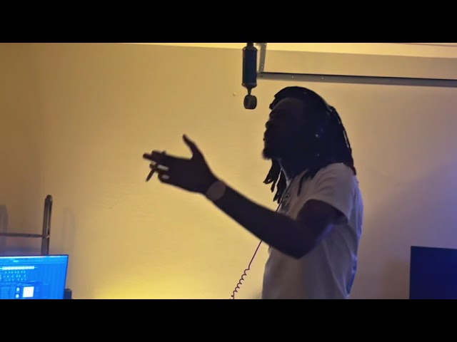 Ver Rixhrell - Engine Running (Official Open Mic Video) Shot By: HQ Live no YouTube Ver Rixhrell - Engine Running (Official Open Mic Video) Shot By: HQ Live no YouTube