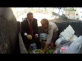 Τράφηκε επί μία εβδομάδα από κάδους σκουπιδιών για να ευαισθητοποιήσει το κοινό σχετικά με τη σπατάλη τροφίμων [βίντεο] 
