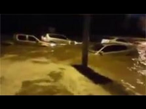 Шторм в эмиратах. Ураган в Дубае. Плавающий автомобиль видео в Дубае. ОАЭ ураган сегодня.