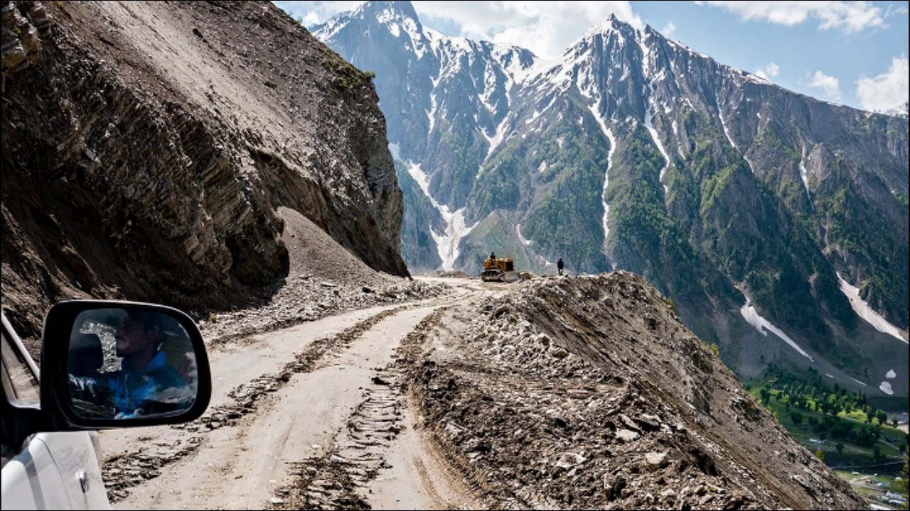 Dangerous way. Зоджи-ла, Индия. Перевал зоджи ла пасс в Индии. Дорога смерти в Гималаях. Горные дороги.