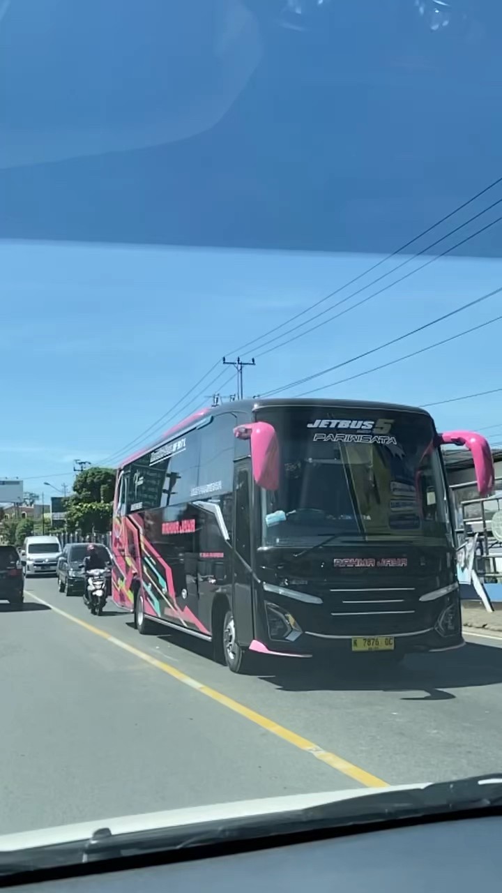 Mewah dan Nyaman: Mengupas Keunggulan Bus Pariwisata Buah Batu Mercedes-Benz Cooler