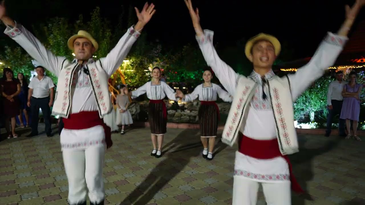 Dansatori la nuntă. Ansamblul de dans 