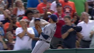TB@HOU: Loney holds on for over-the-shoulder grab