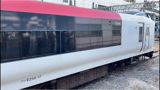 塗装変更入場１７本目…【E259系Ne017編成  OM入場回送（塗装変更）】E259系ｸﾗNe017編成が回送電車として警笛を鳴らし大宮駅13番線を発車するシーン（回8895M）2023.12.22