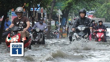 TPHCM: Triều cường đạt đỉnh, ngập úng bủa vây