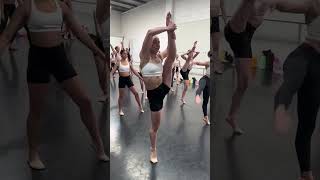 Woahh the balance is incredible ?Credits to danceprescription  for this amazing video!  #ballet