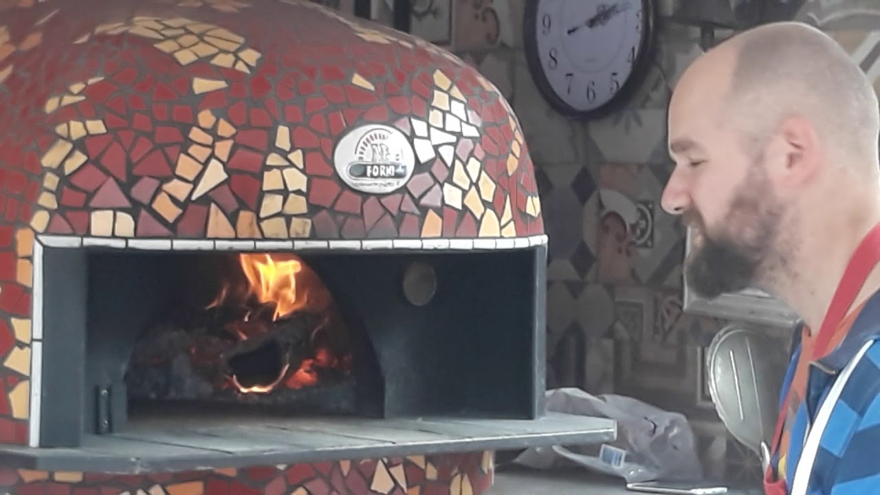 Houtskooloven van de pizzabakker bij de foodtrucs in Bonn.