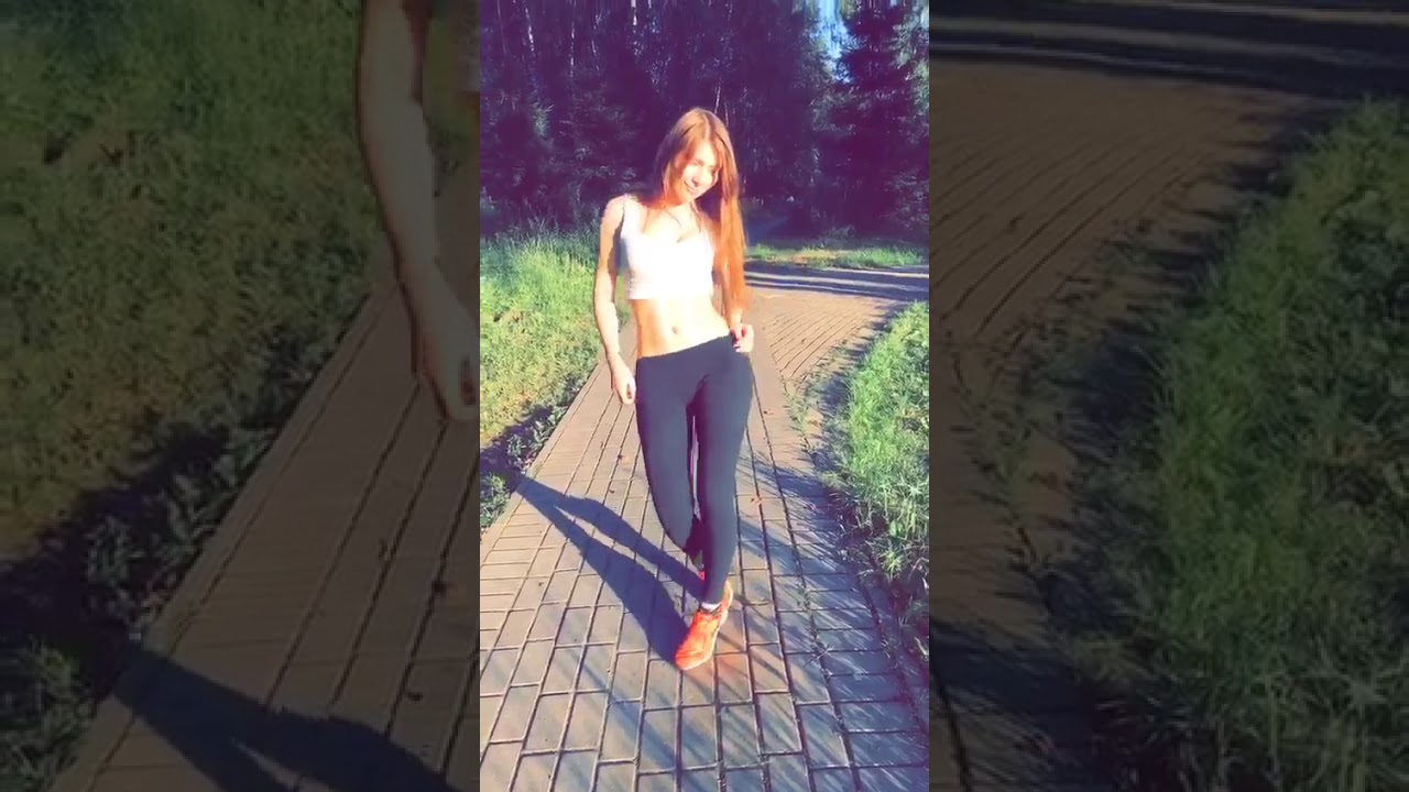 Девушка танцует на машине