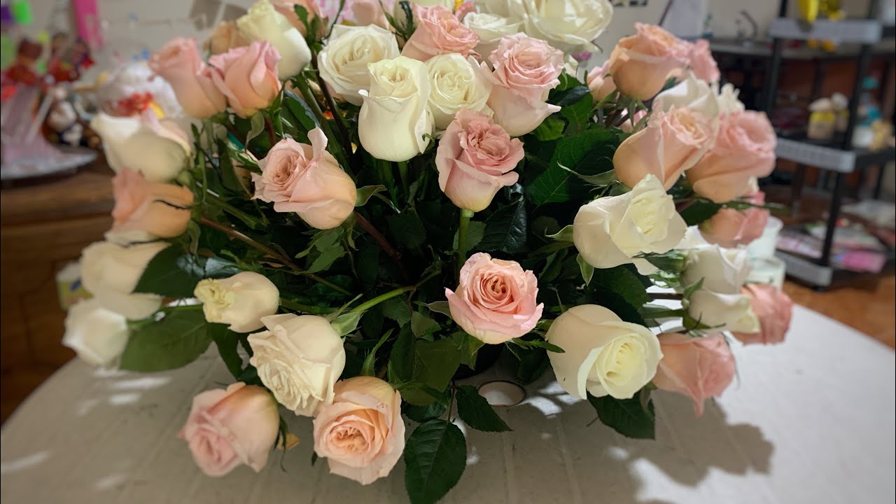Arreglo floral redondo con rosas blancas y rosadas #arreglosflorales  #arreglosredondos #arreglos - YouTube