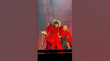 Lady Gaga cantando Abracadabra