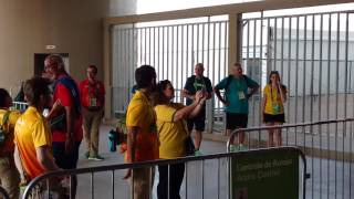 Fabiana Murer sendo consolada pela galera #Rio2016