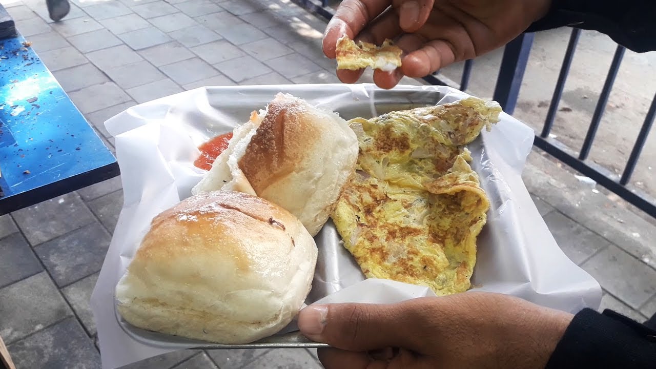 Egg Omelette Pav | Price Only Rs 15 | Anda Omelette Pav | Street Food in Mumbai | Desi Indian Food