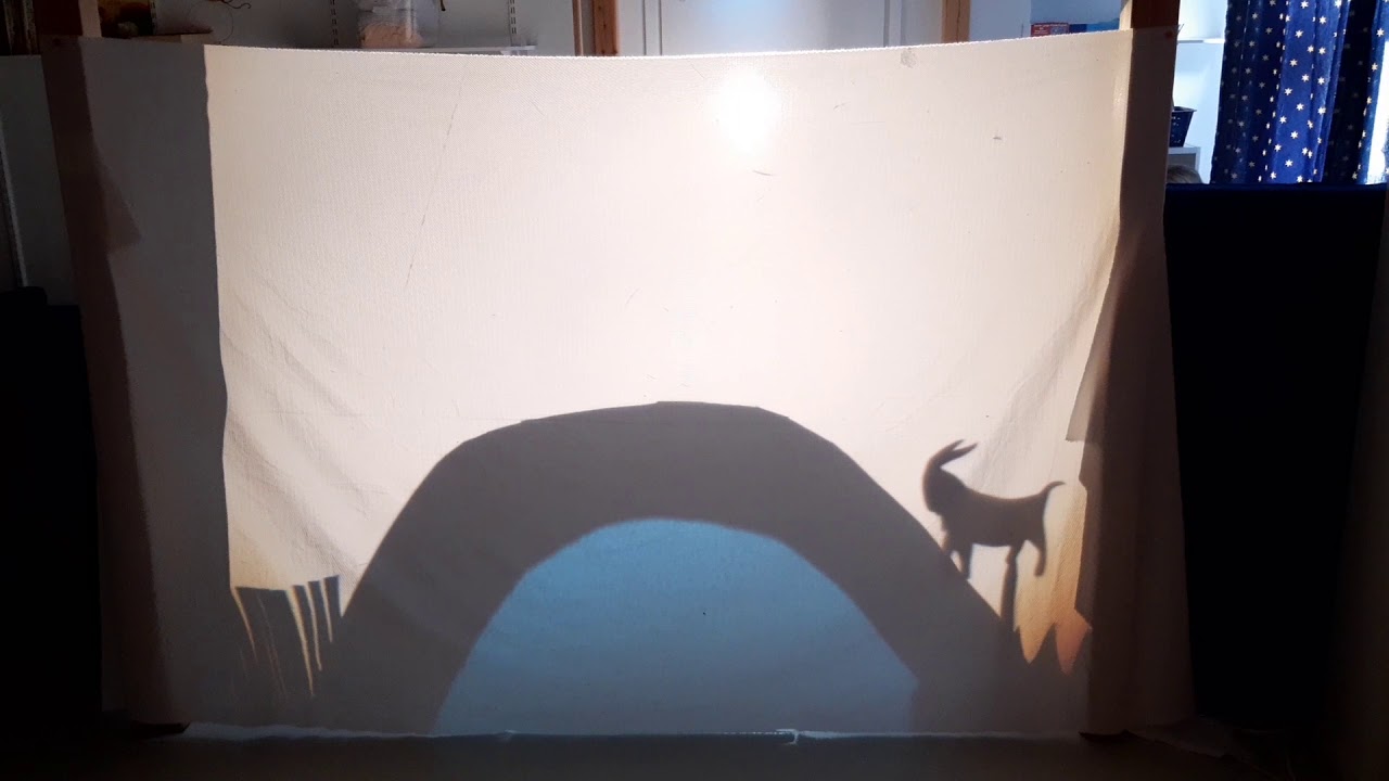 Kolme pukkia varjoteatteriesitys