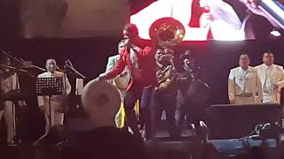 Cantando al estilo ranchero  la "Negra Tomasa" es como se despide Pablo Montero en el Zócalo.