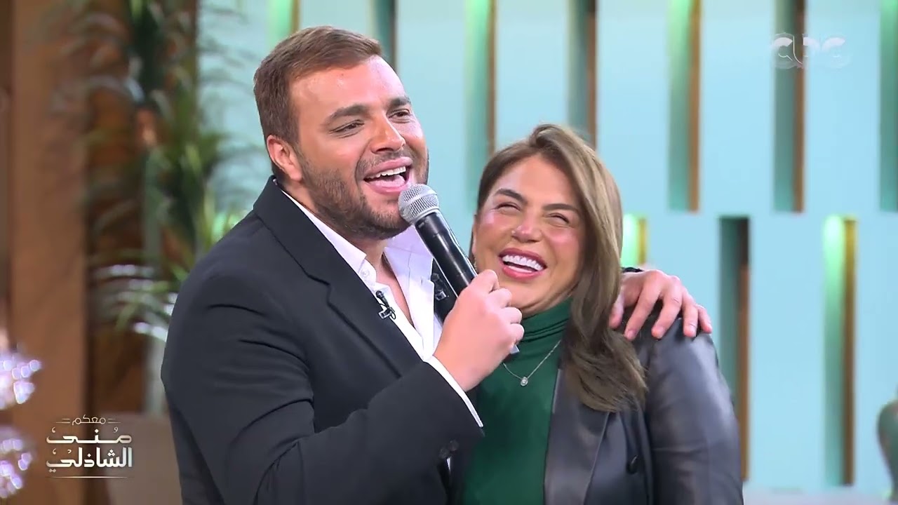 رومانسية متبادلة بين رامي صبري وزوجته.. غنى لها أغنية عجباني