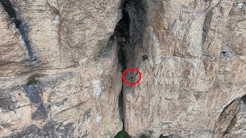 湖北大山的悬崖缝隙中，竟藏着中国神秘部落的遗迹传说，鲜为人知。