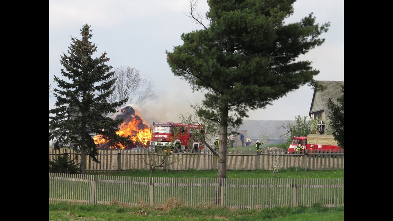 [Anfahrt + Einsatzstelle] Großbrand Strohballen in Langenwetzendorf