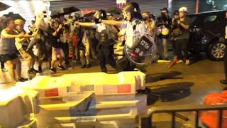 Escalade à Hong Kong : la police tire avec une arme à feu | AFP News