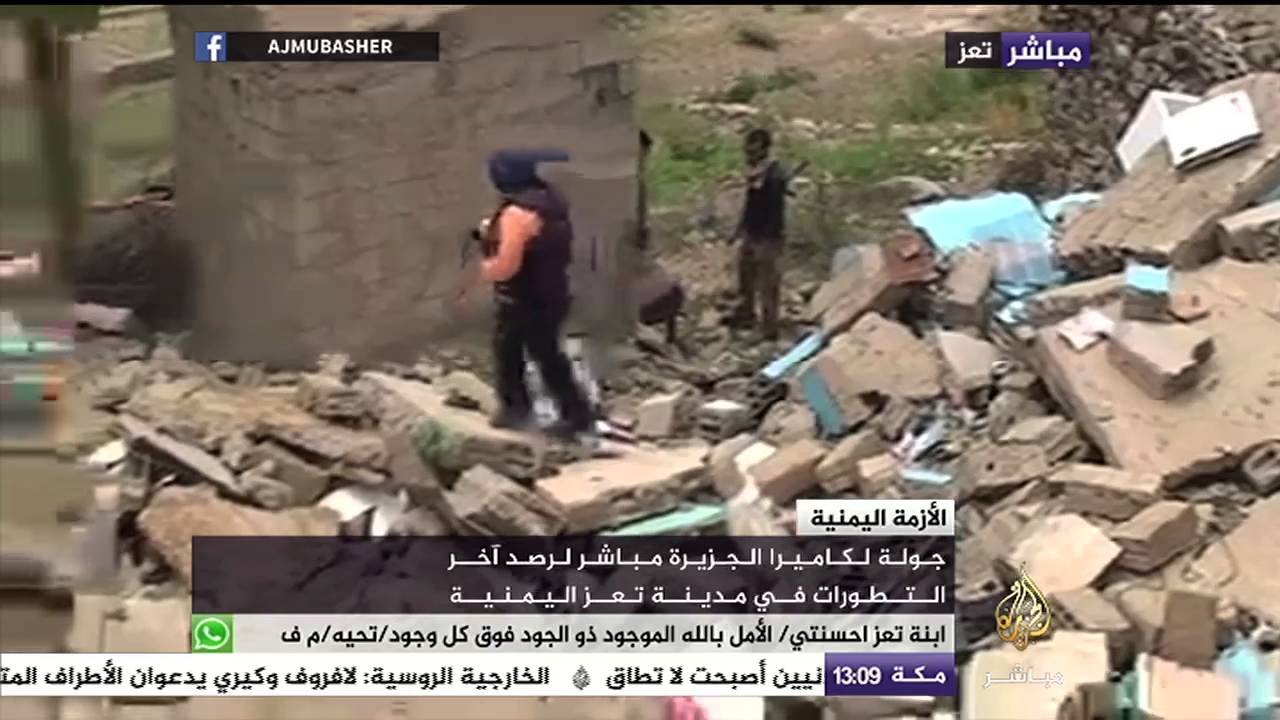 مراسل الجزيرة مباشر في تعز على أطلال أحد المنازل المدمرة