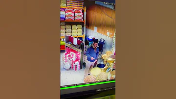 دزد کثافط اومده داخل فروشگاه و بیسیم فروشگاه رو به سرقت برد 