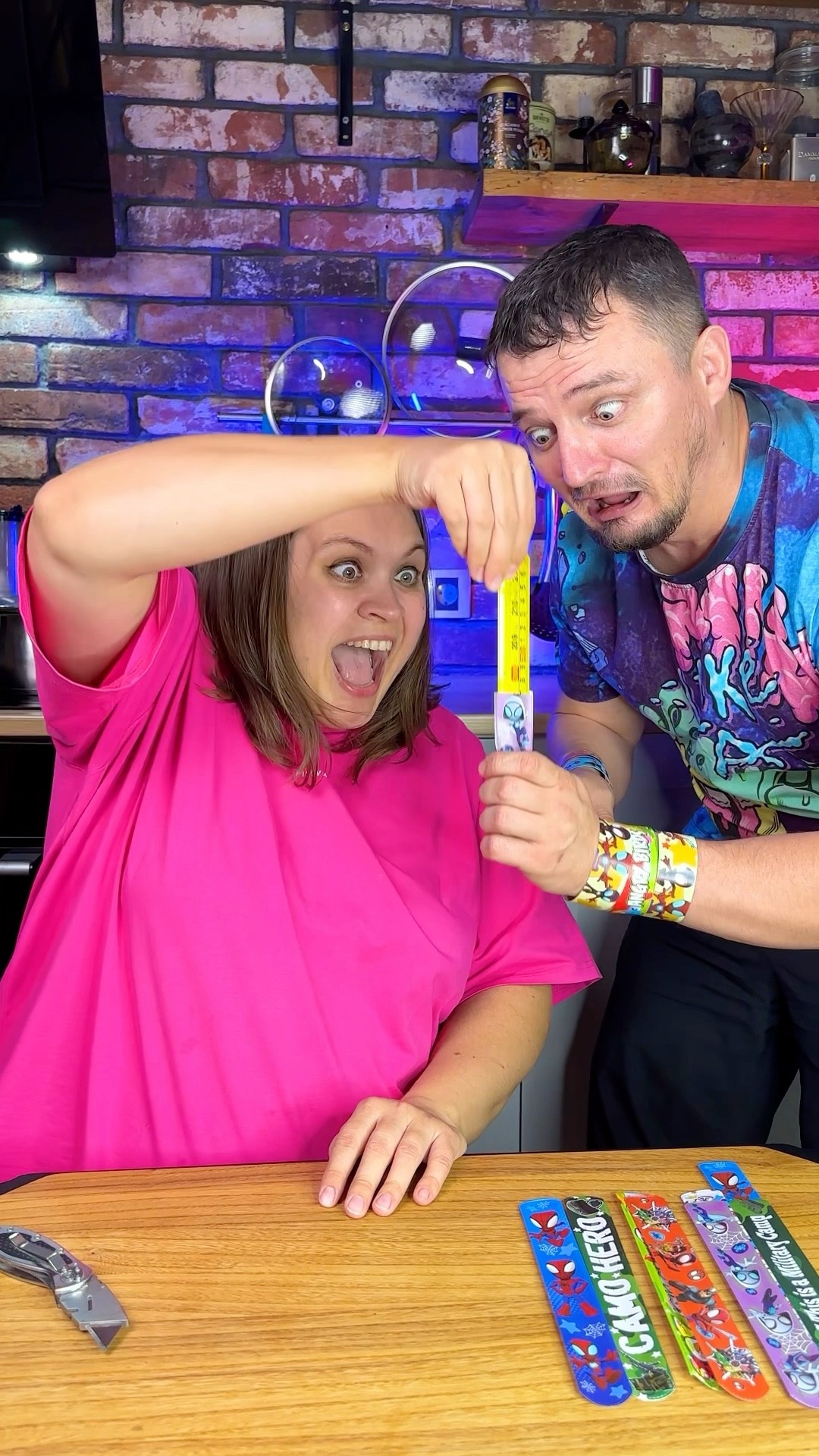 She found a RULER IN HIS BRACELET!???? #funny #damus #lifehacks