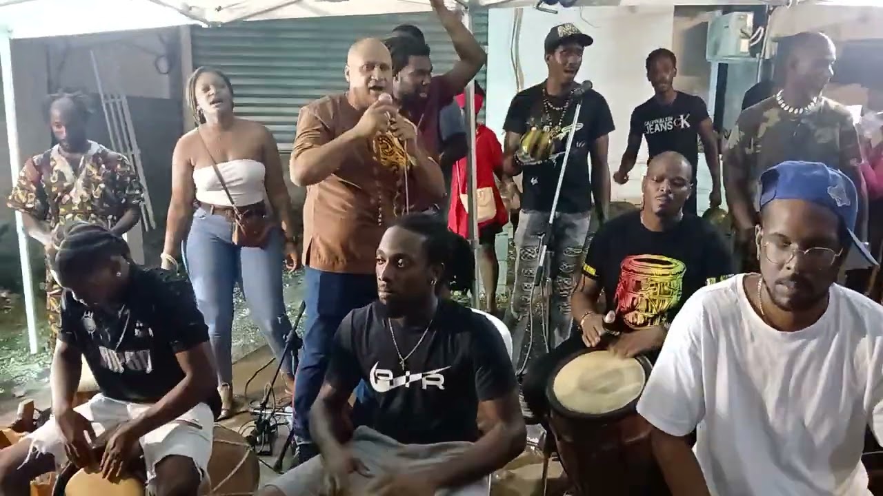 KOUTANBOU: Ludo ka chanté é Ulrick ka maké.On bèl ti vibwasyon a mizik GWO KA. Byen tout moun,byen !