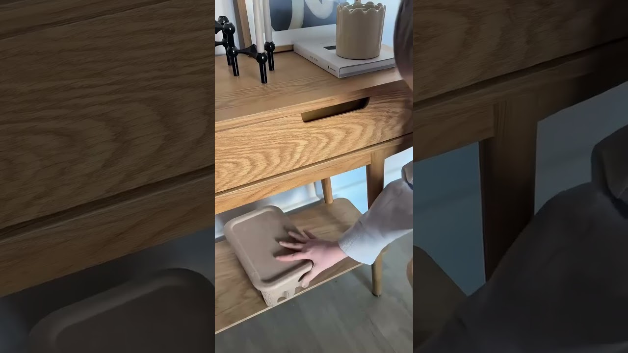 We’re obsessed with this styling of our Console Table 01 in Oak 😍 