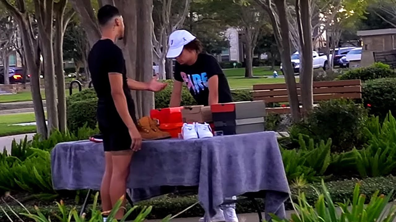 Этот парень продавал свою обувь, чтобы спасти жизнь своей сестры....