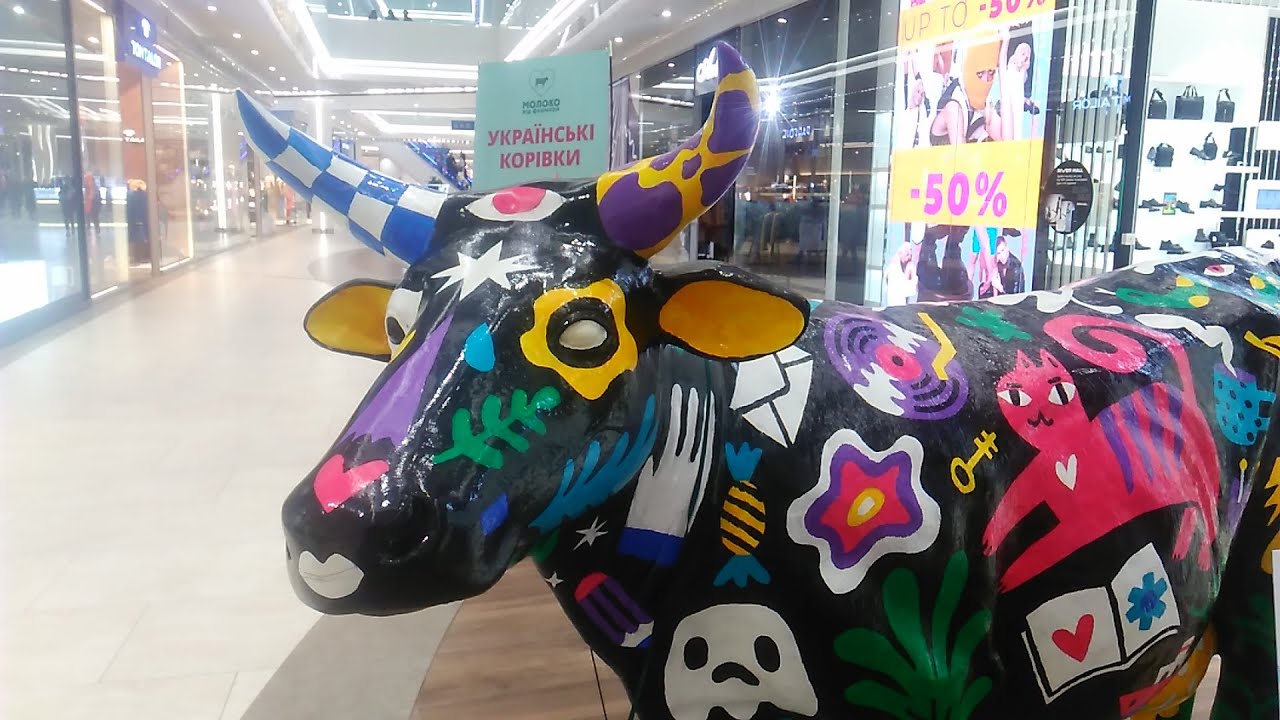 Арт инсталляции Українські корівки в Киевском ТЦ River Mall