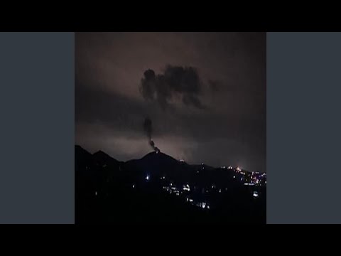 حط كفه بكفي صاحبي واقسم يمينا