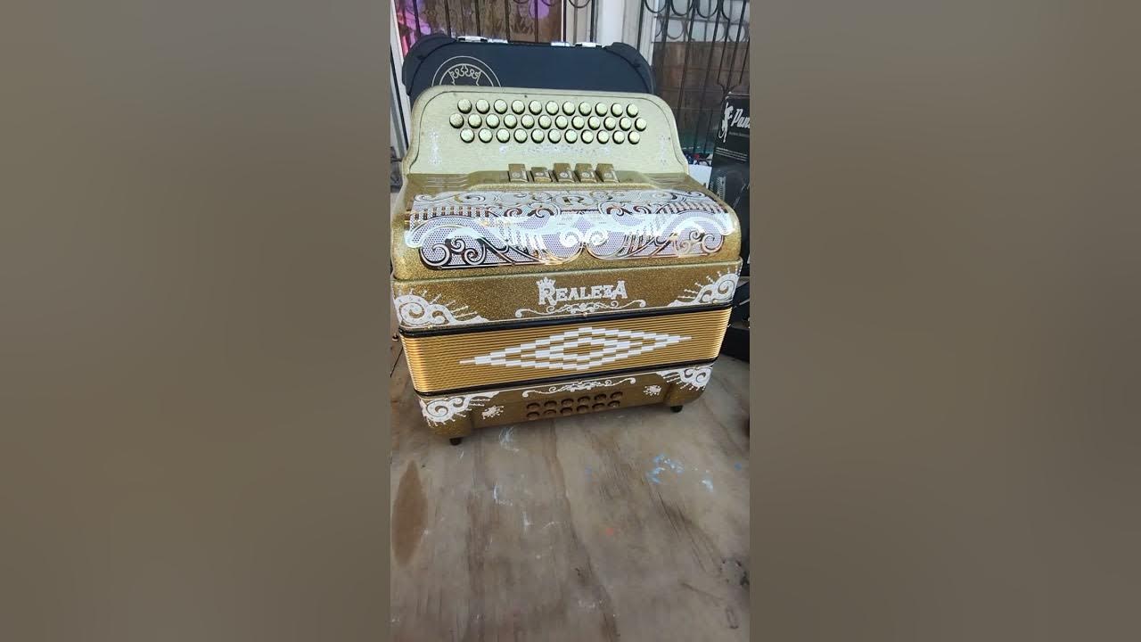 cómo es un acordeón de botones semiprofesional vs profesional italiano YouTube