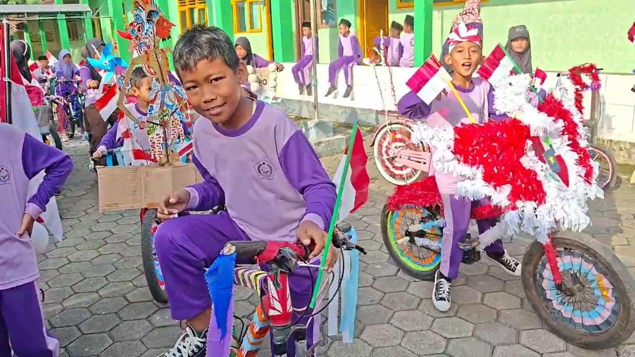 Sepeda hias MI Maarif NU Penaruban