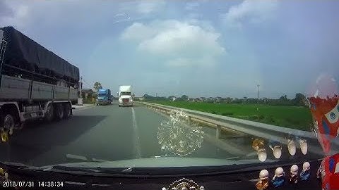 Lái xe container thích là vượt ép luôn xe ngược chiều ở khúc cua