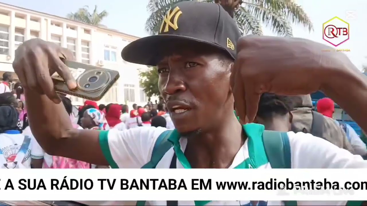 Estudantes do Liceu Rui Barcelo da Cunha exigem no Ministério da Educação a mudança do diretor