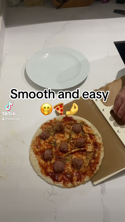 Smooth and easy to carry with the sliding pizza peel 