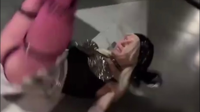 Әдемі брюнеткамен нәзік секс