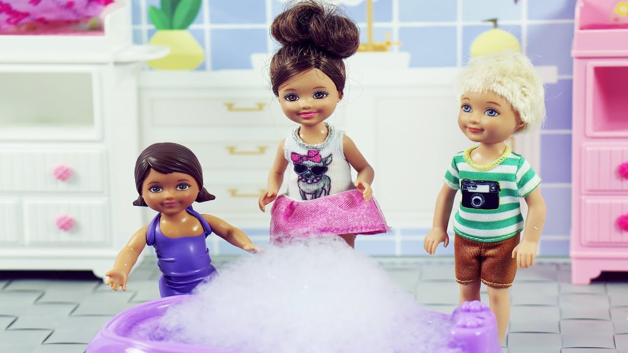 Barbie ve Ailesi Bölüm 232 | Üçüz Oyuncak Bebekler | Banyo Zamanı | EvcilikTV