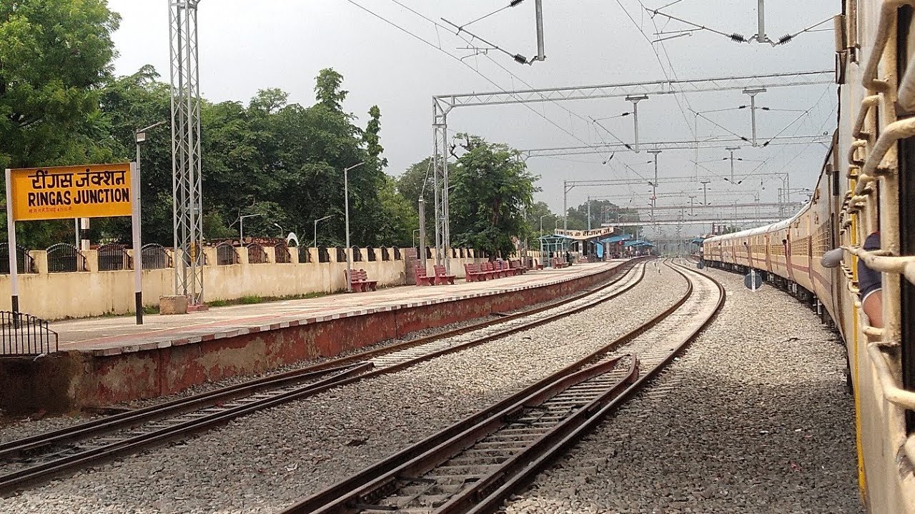 जयपुर सादुलपुर एक्सप्रेस का रींगस में आगमन : Jaipur  Sadulpur Express Arriving Ringus Junction