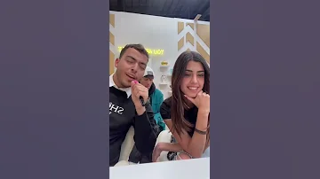 الدهبيز يغنون أغنية من مسلسل فتيات الروابي أمام الممثلة الرئيسية نور طاهر 