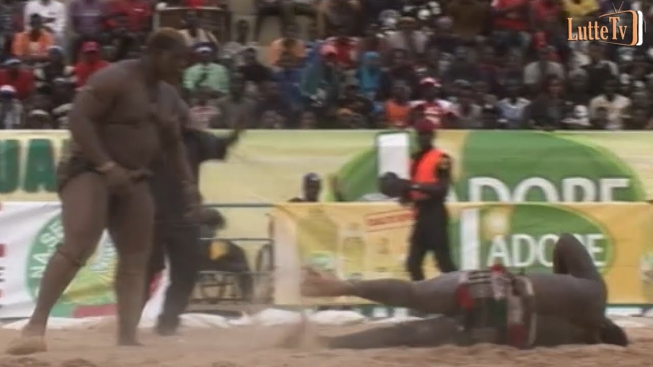 Sélection de 5 KO extraordinaires dans la Lutte Sénégalaise lors des 3 dernières années... Sélection de 5 KO extraordinaires dans la Lutte Sénégalaise lors des 3 dernières années...