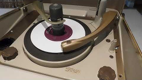 Motorola CALYPSO record player playing a stack of 45