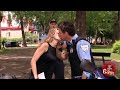 اننا نمزح معكم : شرطي يطلب قبلة مقابل تمزيق المخالفة