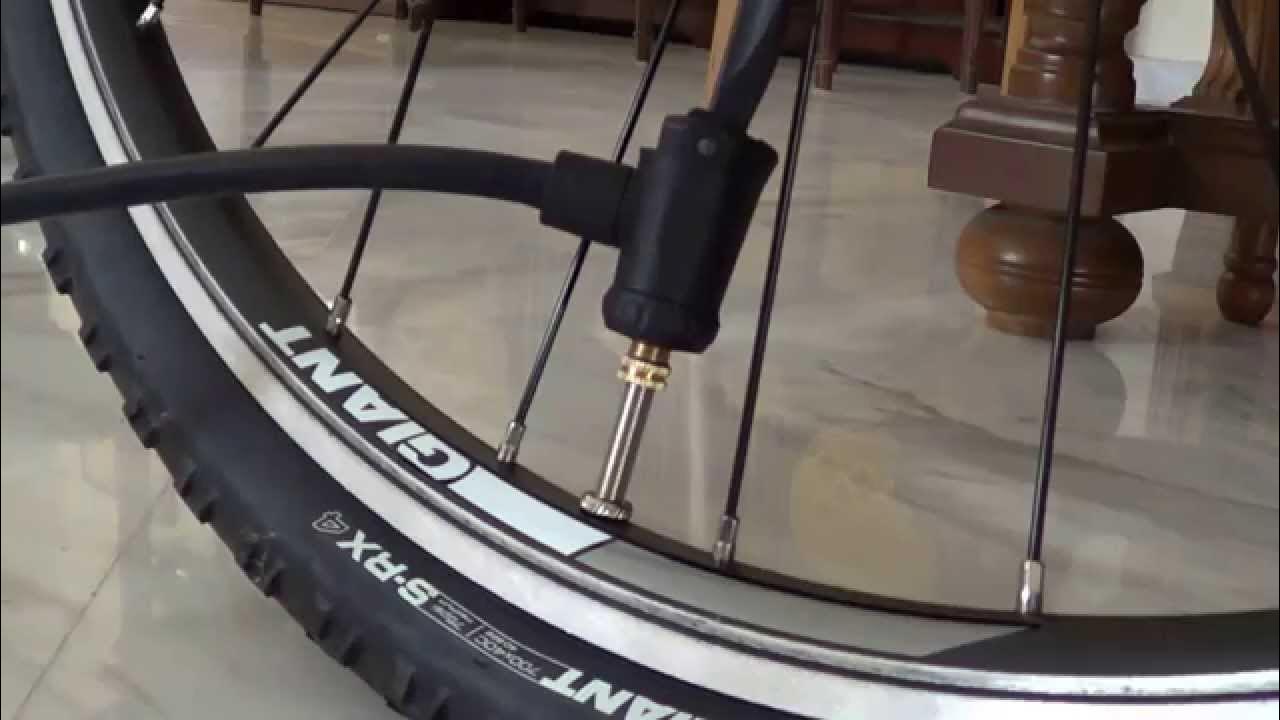 Berkut vl 1000. Накачивание колеса велосипеда. Насос для накачивания колес велосипеда. Не накачивается велосипед. Накачать колесо велосипеда.