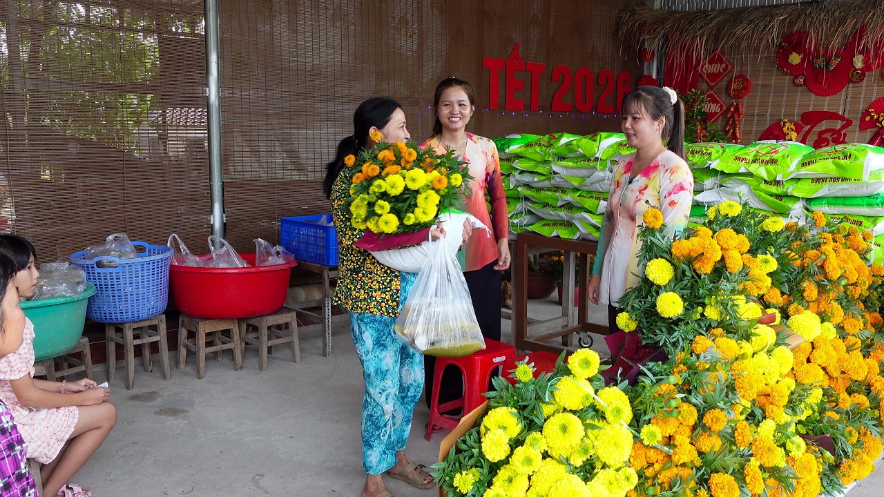 Gia Đình Cô Mười Ba Tặng 100 Phần Quà Tết Gạo Bánh Tét Bông Thọ và Bắp cho Bà Con 2 Xóm | HQ #1828