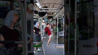 INTENTAS HACER EQUILIBRIO EN EL BUS 😎🚌 #shorts