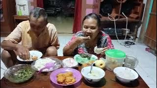BREAKING THE FAST ACCOMPANIED BY MBAH RAJI AND DENI OIS WITH A SIMPLE MENU